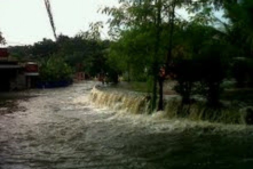 Tanggul yang jebol menyebabkan banjir di Kampung Makasar, Jakarta Timur, Sabtu (24/11) pagi