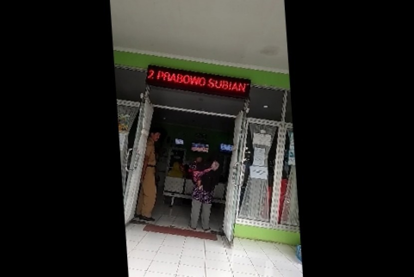 Tangkapan gambar dari tulisan ajakan Memilih pasangan capres pada alat Running Text LED Display di pintu utama Puskesmas Srondol Kota Semarang, Senin (4/3).