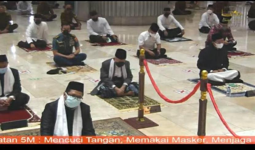 Tinjau Prokes, Wapres Sholat Jumat di Masjid Istiqlal. Tangkapan gambar Wakil Presiden Maruf Amin di Masjid Istiqlal, Jumat (27/8).