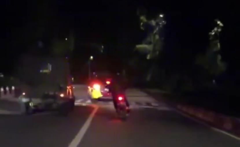 Tangkapan layar aksi pengejaran sebuah mobil Innova oleh aparat kepolisian di Kota Malang. 