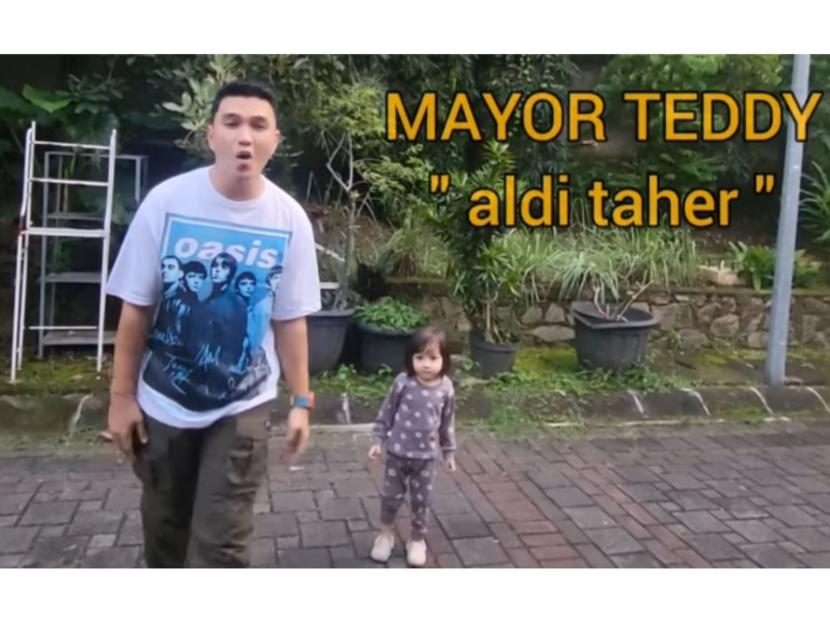 Tangkapan layar Aldi Taher menyanyikan lagu baru ciptaannya berjudul Mayor Teddy.