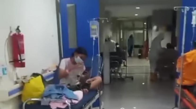 Tangkapan layar dari video viral yang memperlihatkan sejumlah pasien Covid-19 dirawat di lorong RSUD Koja, Jakarta Utara. Pasien terpaksa dirawat sementara di lorong karena sedang menunggu proses diagnosa dan menunggu ruang perawatan kosong.