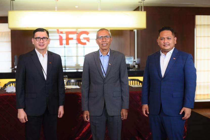 Tangkapan layar Direktur Utama IFG Robertus BiIlitea (tengah), Direktur Keuangan dan Umum IFG Rizal Ariansyah (kiri), dan Direktur Bisnis IFG Pantro Pander Silitonga (kanan) saat jumpa pers secara virtual di Jakarta, Selasa (20/10).