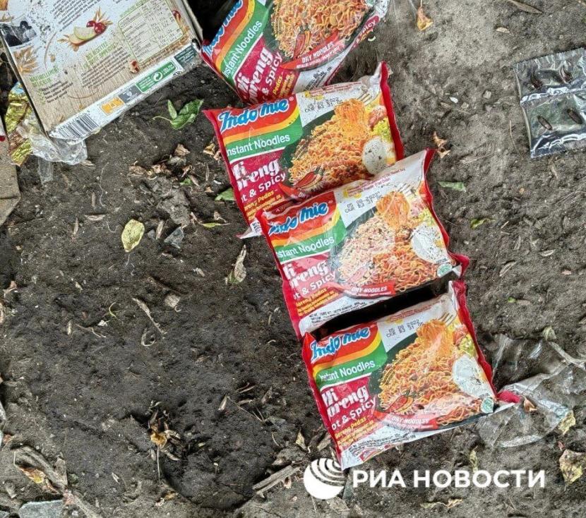 Tangkapan layar empat bungkus Indonesia yang ditemukan reporter RIA Novosti di eks markas pasukan Ukraina yang kini dikuasai Rusia di Desa Troitske, tidak jauh dari Kota Popasna, Oblast (Provinsi) Luhansk.