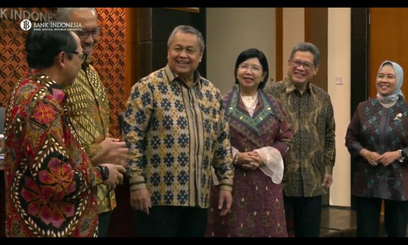 Tangkapan Layar Gubernur Bank Indonesia Perry Warjiyo bersama para deputi gubernur sebelum melaksanakan konferensi pers Rapat Dewan Gubernur (RDG) Bulanan, Kamis (19/1/2023).
