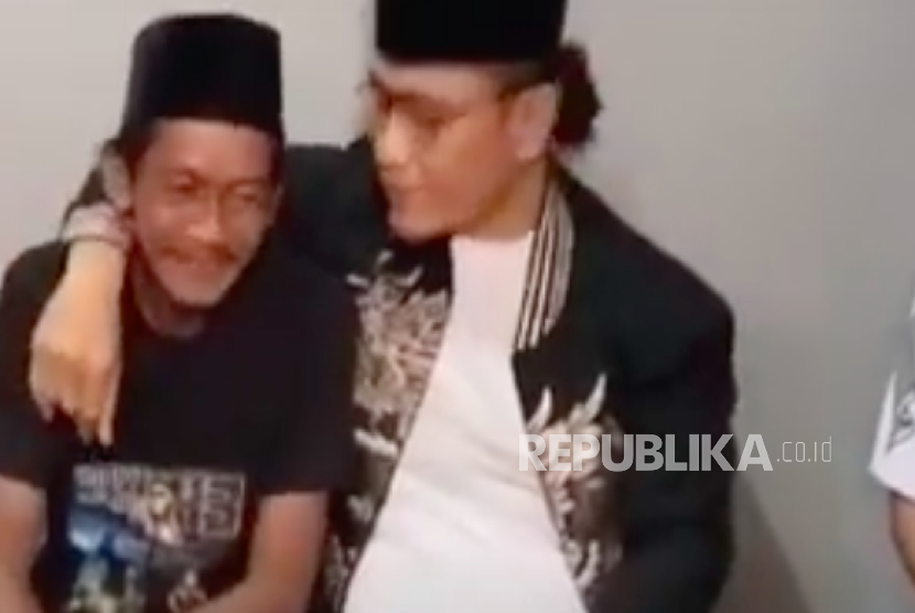 Tangkapan layar Gus Miftah rangkul pedagang es Sonhaji