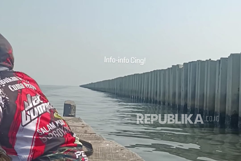 Tangkapan layar Instagram cilincinginfo. Sebuah tanggul beton di kawasan pesisir Cilincing, Jakarta Utara, menjadi perhatian usai viral di media sosial. Keberadaan tanggul itu dikeluhkan oleh nelayan yang hendak mencari ikan.