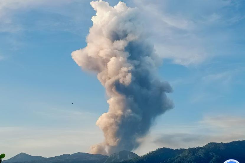 Tangkapan layar kamera CCTV yang memperlihatkan kolom abu vulkanik membumbung ke langit keluar dari kawah Gunung Dukono di Kabupaten Halmahera Utara, Provinsi Maluku Utara, Rabu (3/1/2024). 
