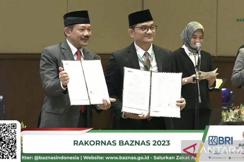 Tangkapan layar - Ketua Baznas RI Noor Achmad dan Kepala BPKH Fadlul Imamsyah saat menunjukkan nota kesepahaman pengelolaan daging Dam haji tamattu saat Rakornas Baznas 2023 di Hotel Sultan, Jakarta, Rabu (20/9/2023).