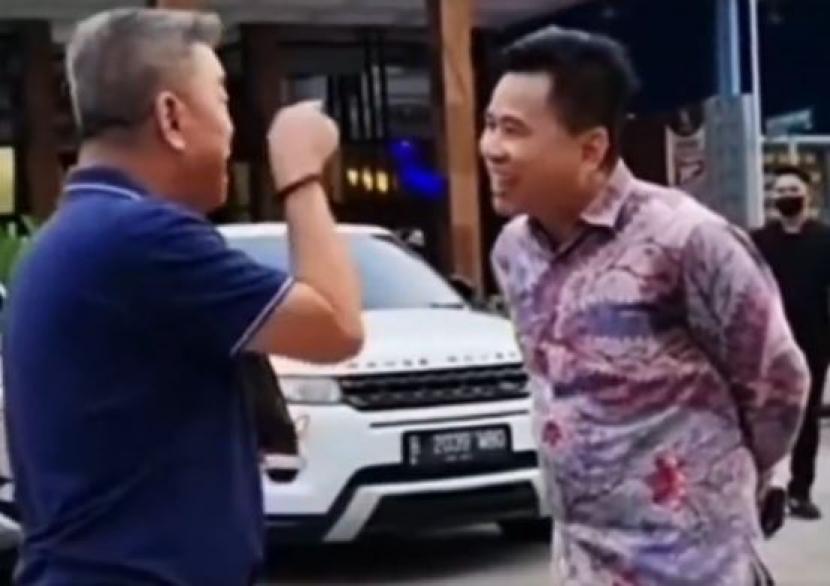 Tangkapan layar Ketua RT Pluit, Jakarta Utara Riang Prasetya (memakai baju batik merah) saat mempertanyakan izin bangunan ruko kepada salah satu pemilik tempat usaha yang tidak terima rukonya didatangi. 