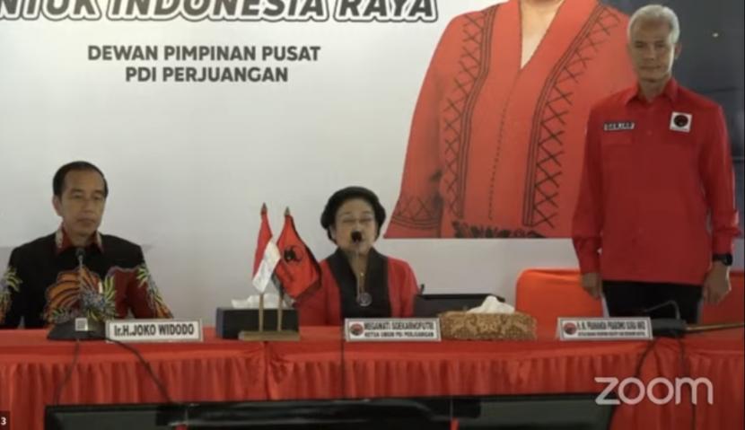 Tangkapan layar Ketua Umum PDIP Megawati (tengah) bersama Presiden Joko Widodo dan Ganjar Pranowo saat deklarasi Capres PDIP di Istana Batu Tulis Bogor, Jawa Barat, Jumat (23/4/2023).
