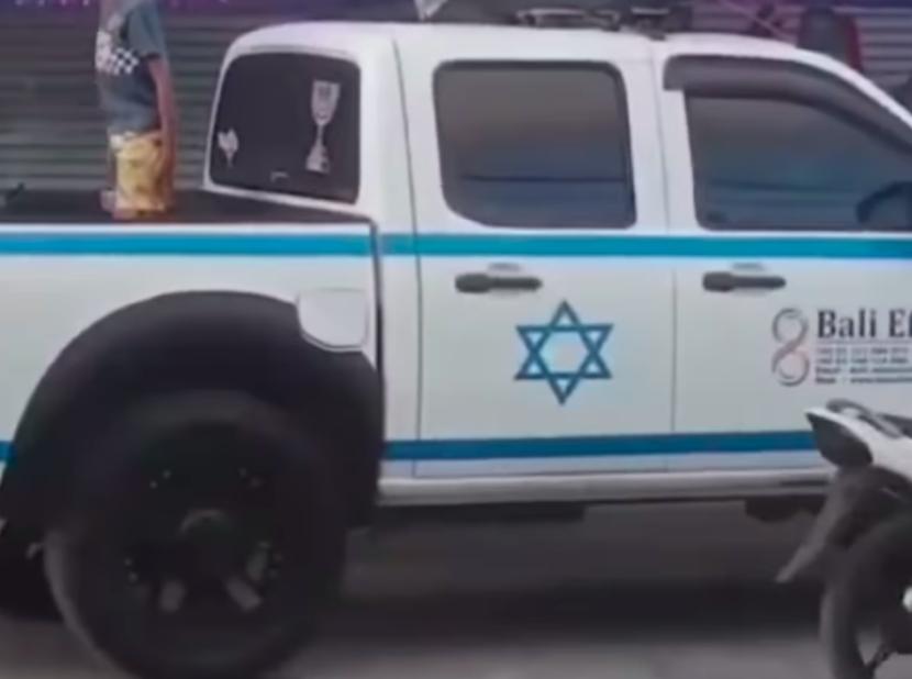 Tangkapan layar mobil berstiker bendera Israel berkeliaran diduga di Bali