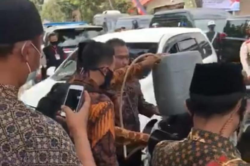 Tangkapan layar  mobil VVIP RI2 yang sedang mengisi bensin dari jeriken di pinggir jalan, Kota Sukabumi, Jawa Barat. 