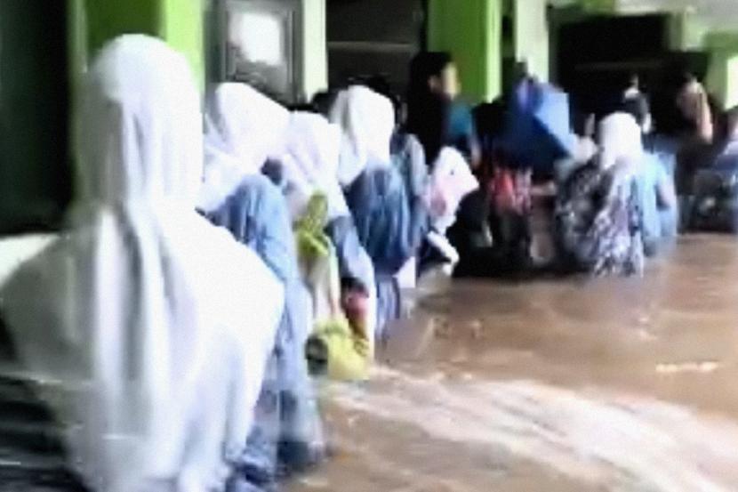 Tangkapan layar evakuasi siswa Madrasah Tsanawiyah Negeri (MTsN) 19, Pondok Labu, Clandak, Jakarta Selatan saat sekolahnya kebanjiran. Tiga orang meninggal setelah tertimpa tembok roboh di sekolah tersebut.