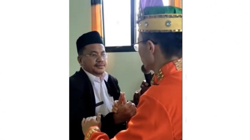 Tangkapan layar penghulu di Gorontalo memimpin akad nikah dengan bahasa Cina
