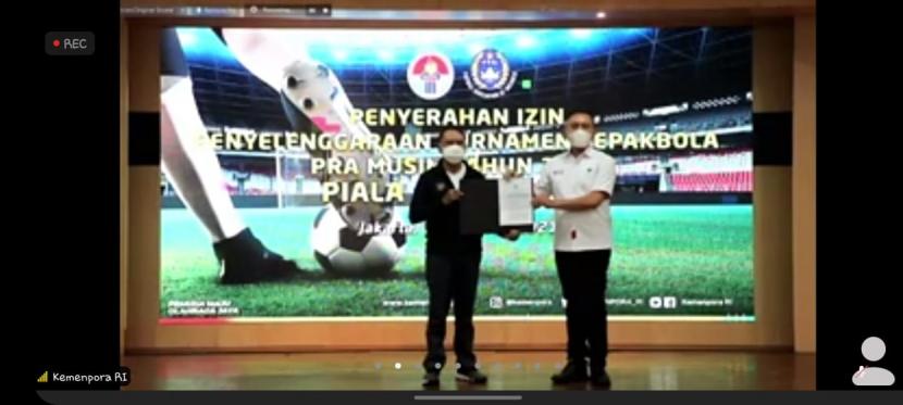 Tangkapan layar penyerahan izin kepolisian dari Menteri Pemuda dan Olahraga RI Zainudin Amali pada Ketua Umum PSSI Mochamad Iriawan untuk menyelenggarakan turnamen Menpora 2021.