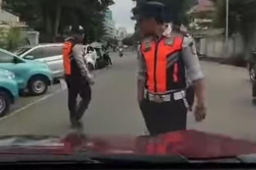 Tangkapan layar petugas Dinas Perhubungan (Dishub) saat mengawasi parkir liar di wilayah Kecamatan Setiabudi, Jakarta Selatan, Rabu (3/1/2024). 