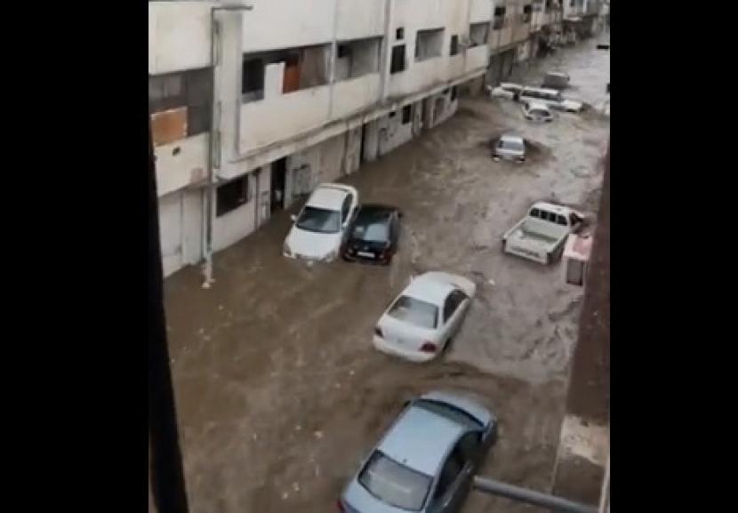 Tangkapan layar platform medsos Twitter menunjukkan banjir bandang melanda kota Makkah, Arab Saudi (ilustrasi). Arab Saudi mengimbau warganya waspadai dampak cuaca buruk  