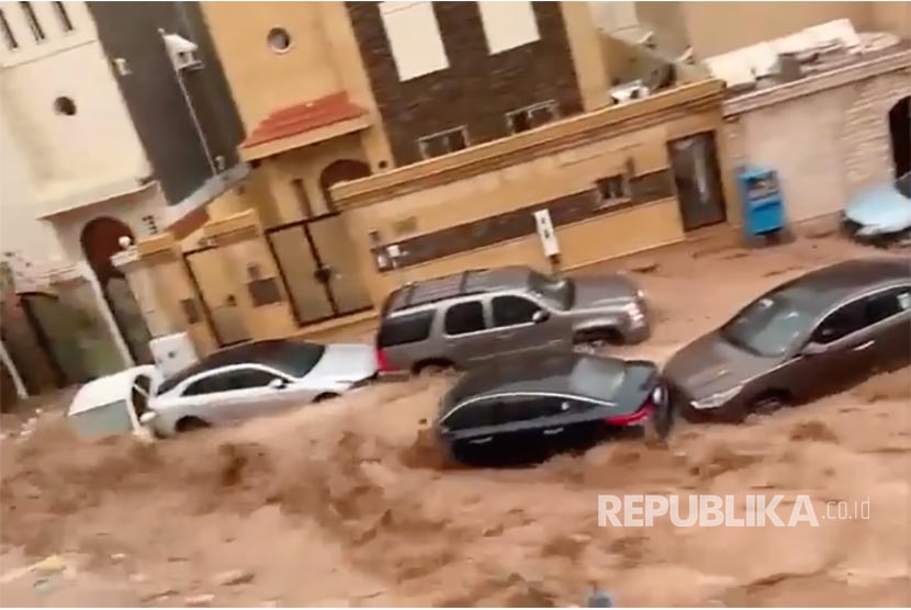 Tangkapan layar platform medsos Twitter menunjukkan umpukan mobil terbawa arus air saat banjir bandang melanda Jeddah.