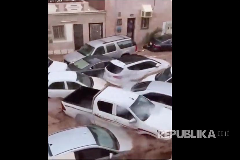 Tangkapan layar platform medsos Twitter menunjukkan tumpukan mobil terbawa arus air saat banjir bandang melanda Jeddah. Peneliti: Banjir di Jeddah Akibat Fenomena Cuaca Ekstrem