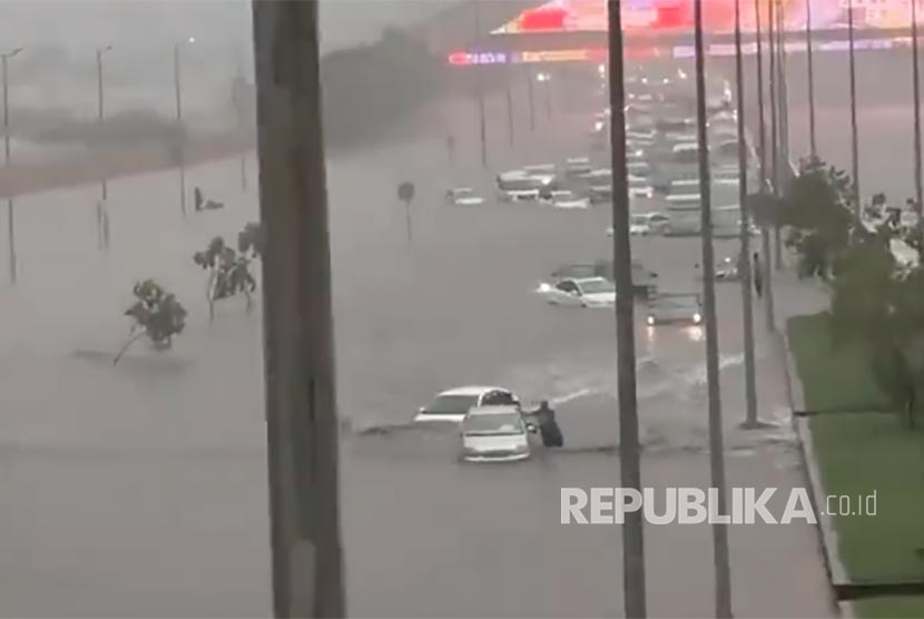 Tangkapan layar platform medsos Twitter menunjukkan saat banjir bandang melanda Jeddah. Kemenlu Pastikan Tidak Ada Korban WNI dalam Banjir di Jeddah