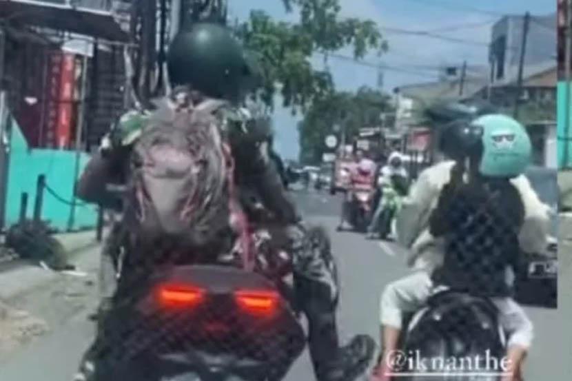 Tangkapan layar prajurit TNI tendang motor ibu bonceng anaknya yang viral di media sosial.