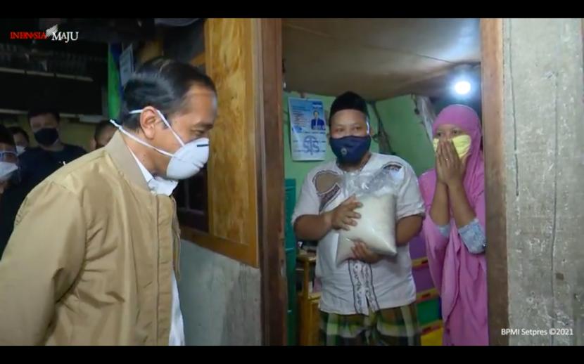 [Tangkapan Layar] Preside Joko Widodo (kiri) ketika membagikan paket sembako kepada warga terdampak pandemi Covid-19 di Sunter Agung, Jakarta Utara.