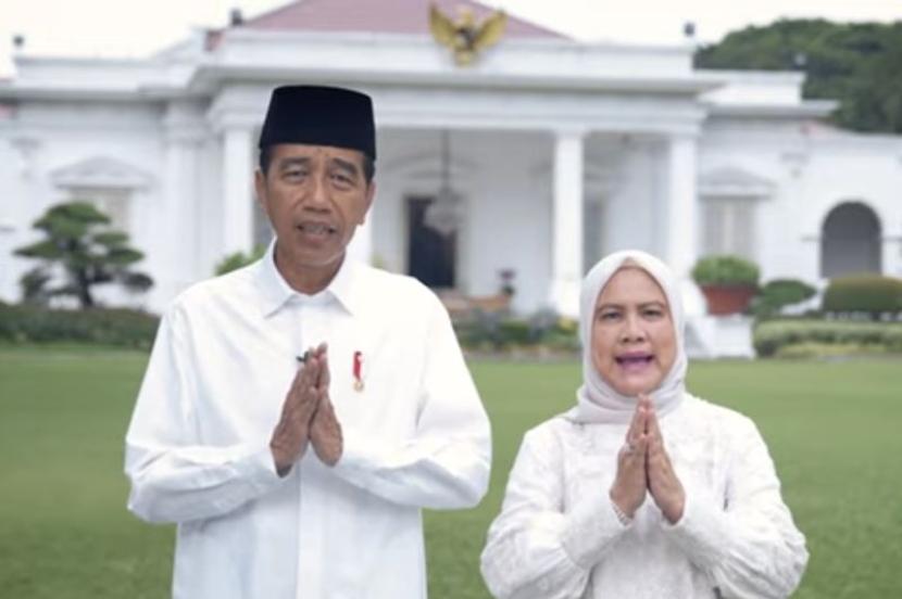 Tangkapan layar Presiden Joko Widodo dan Iriana Joko Widodo menyampaikan ucapan selamat Idul Fitri 1445 H melalui tayangan virtual di Jakarta, Selasa (9/4/2024)