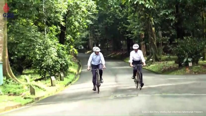 Tangkapan layar Presiden Jokowi dan PM Australia Anthony Albanese saat bersepeda bersama dari Istana Kepresidenan Bogor menuju restorasa di Kebun Raya Bogor, Jawa Barat, Senin (6/6).