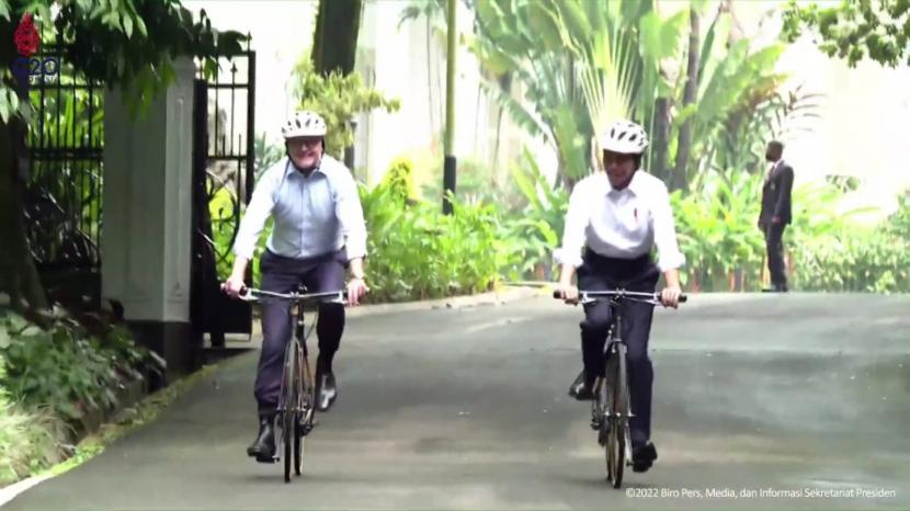 Tangkapan layar Presiden Jokowi dan PM Australia Anthony Albanese saat bersepeda bersama dari Istana Kepresidenan Bogor menuju restorasa di Kebun Raya Bogor, Jawa Barat, Senin (6/6).
