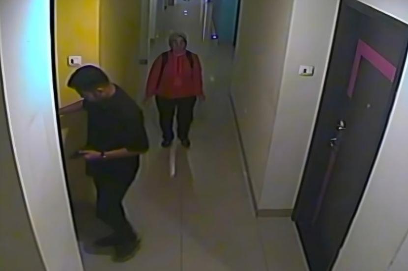 Tangkapan layar rekaman CCTV saat terduga pelaku berinisial AARN (baju hitam) bersama RM (baju pink) memasuki hotel.