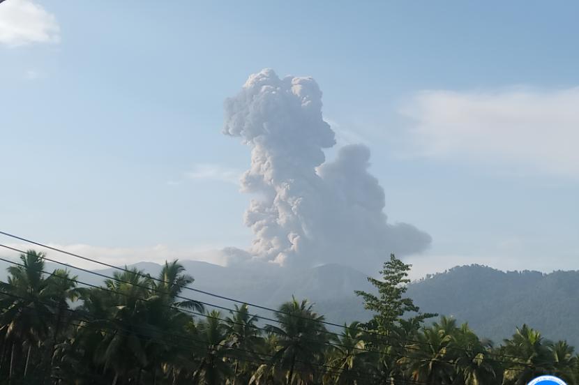 Tangkapan layar rekaman CCTV yang memperlihatkan erupsi material dari kawah Gunung Dukono di Pulau Halmahera, Provinsi Maluku Utara, Selasa (21/11/2023)