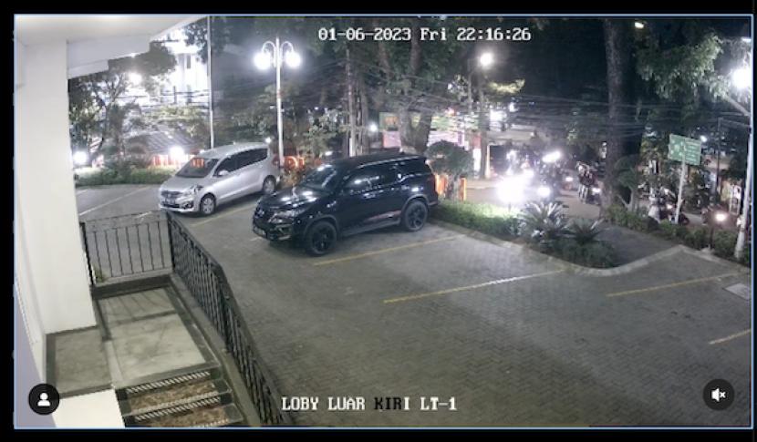 Tangkapan layar rekaman video penyerangan kelompok bermotor di sekitar Unisba, Kota Bandung, yang diunggah akun Instagram @suaramahasiswadotinfo.