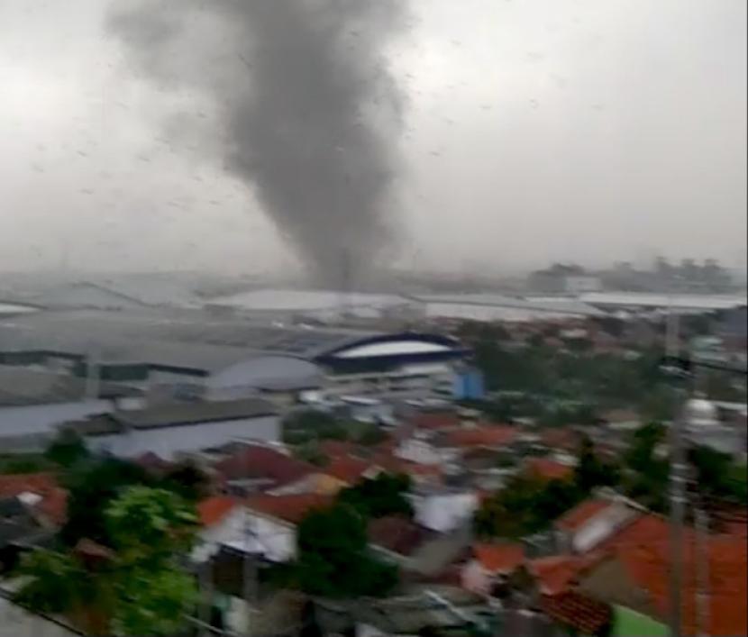 Tangkapan layar rekaman video yang memperlihatkan angin puting beliung merusak sejumlah bangunan, kendaraan dan pohon di wilayah Rancaekek, Kabupaten Bandung, Rabu (21/2/2024). 