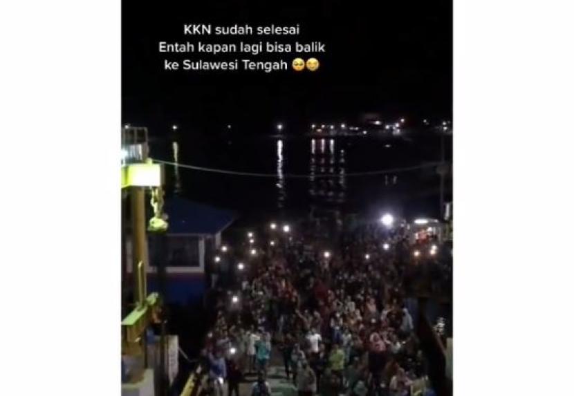 Tangkapan layar rombongan warga bersama-sama mengantarkan pulang para peserta KKN dari desa yang diketahui terletak di Sulawesi Tengah.