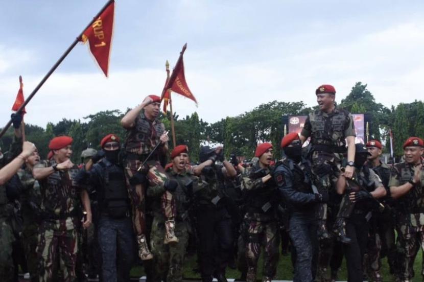 Tangkapan layar sejumlah prajurit Komando Pasukan Khusus (Kopassus) TNI Angkatan Darat mengangkat Komandan Jenderal Kopassus Brigjen TNI Djon Afriandi (kanan) dan pendahulunya Mayjen TNI Deddy Suryadi di Markas Komando Kopassus, Cijantung, Jakarta, Jumat (8/3/2024)