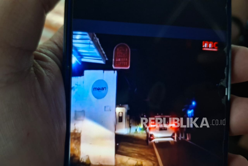 Tangkapan Layar Sekelompok Bermotor Rusak Mobil di Jalan Kolonel Masturi, Desa Cikahuripan, Kecamatan Lembang, KBB.