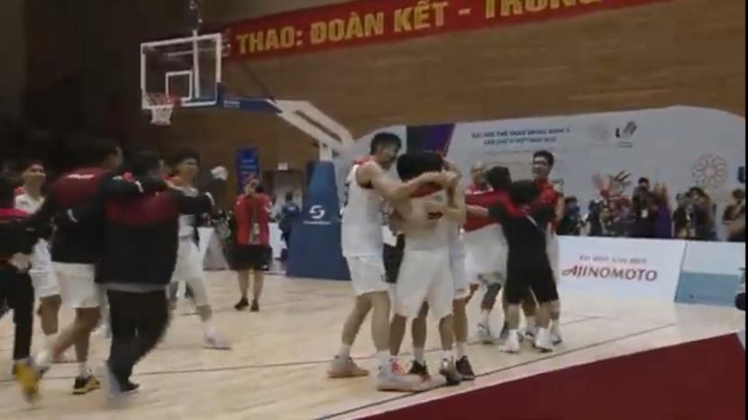 Tangkapan layar selebrasi timnas basket 5x5 Indonesia seusai memastikan raihan medali emas SEA Games Vietnam, Ahad (22/5/2022).