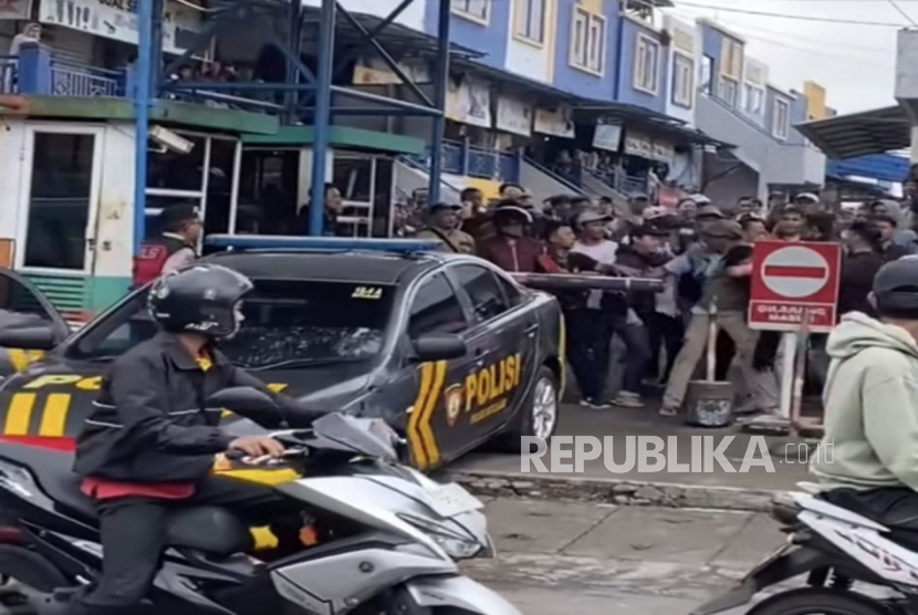 Tangkapan Layar Seorang Preman di Bandung Barat, Jawa Barat Diamuk Massa karena Melakukan Pemalakan Menggunakan Golok.