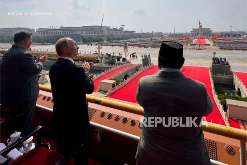 Tangkapan layar siaran televisi Presiden Prabwo Subianto bersama Presiden Rusia Vladimir Putin dan Presiden Cina Xi Jinping di Parade Militer Cina, Rabu (3/9).