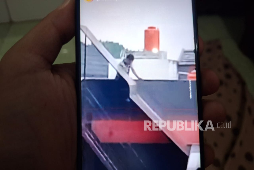 Tangkapan Layar Terduga Begal Terjebak hingga Nyaris jadi Amukan Massa di Jalan Raya Batujajar, Kampung Ciampel, RT 03/03, Desa Laksanamekar, Kecamatan Padalarang, Kabupaten Bandung Barat (KBB), Jawa Barat pada Rabu (14/5) sore