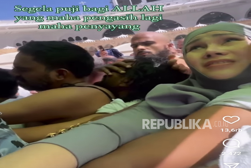 Tangkapan layar video Isa Zega umroh dengan pakaian perempuan.