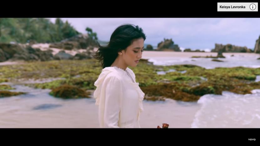  Tangkapan layar video musik 'Tak Ingin Usai' dari Keisya Levronka.