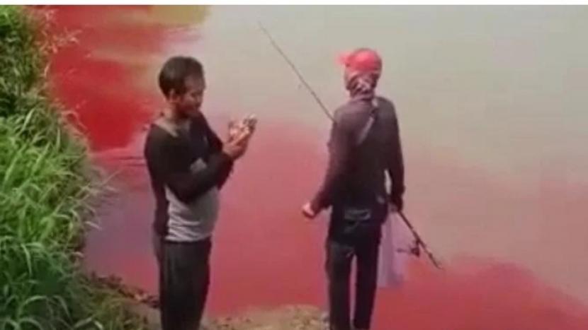 Tangkapan layar video pencemaran Sungai Cisadane, yang viral akibat airnya berwarna merah seperti darah.