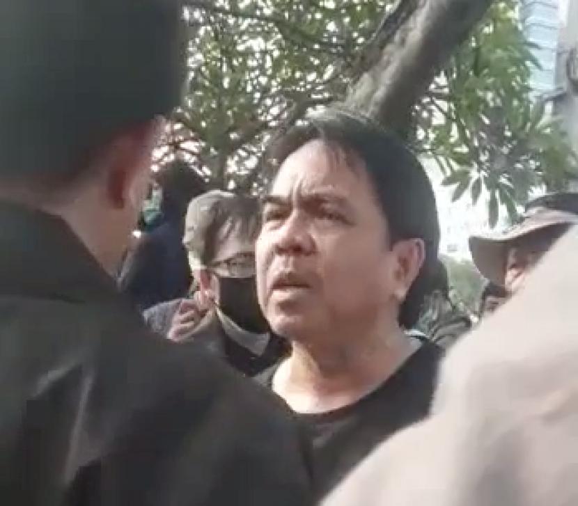 Tangkapan layar video saat Ade Armando berada dalam aksi demo BEM SI di Gedung DPR, Jakarta.