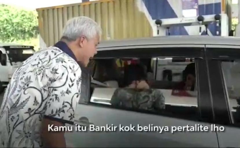 Tangkapan layar video saat Gubernur Jawa Tengah, Ganjar Pranowo berdialog dengan konsumen BBM di SPBU Rest Area 379A, ruas tol Semarang- Batang yang viral di media sosial.