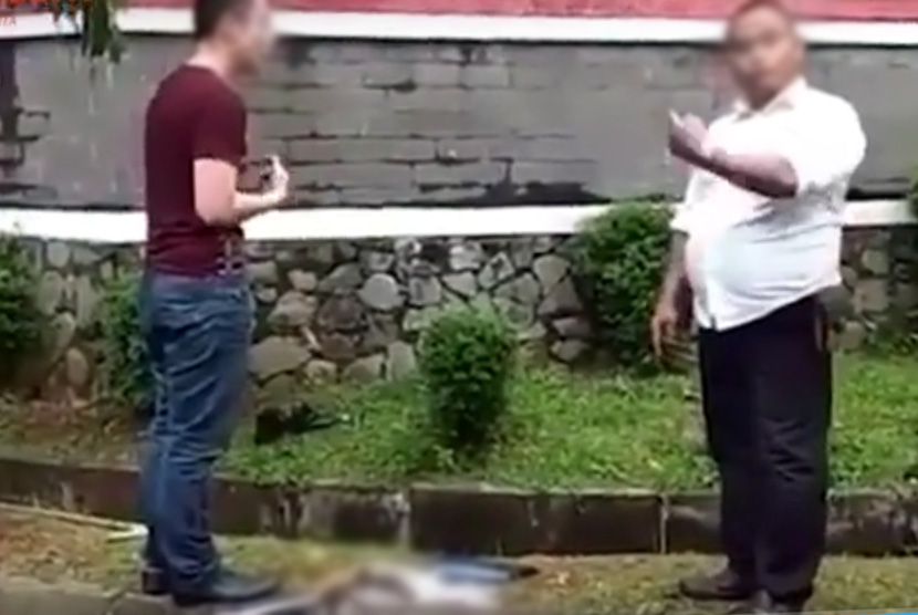 Tangkapan layar video viral seorang pria diduga aniaya kucing, menginjaknya sampai lemas, di Serpong, Tangsel.