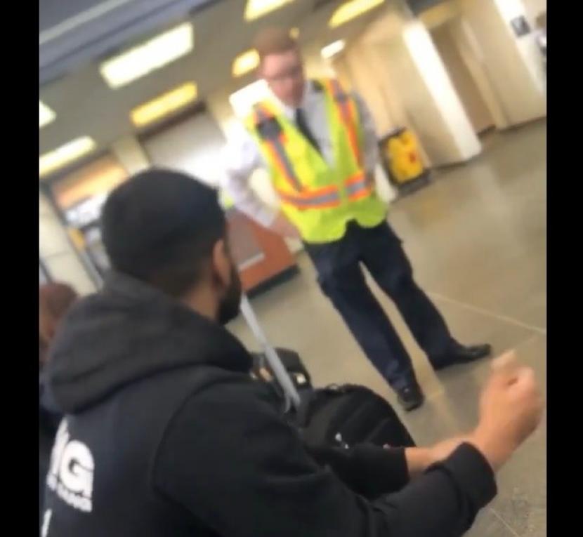 Tangkapan layar yang menunjukkan petugas keamanan berompi di stasiun kereta api Ottowa, Kanada meminta seorang pria Muslim tidak sholat di sana karena mengganggu pelanggan lain. Viral Video Pria Muslim Diminta tidak Sholat di Dalam Stasiun Ottawa