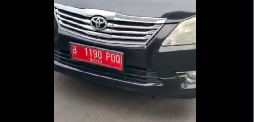Seorang pengendara mobil dinas ketahuan mengganti pelat merah menjadi pelat nomor RF palsu di Cawang, Jakarta Timur, pada Senin (26/12/2022) pagi.
