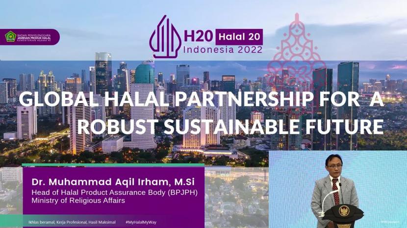 Tangkapan layer Kepala BPJPH Aqil Irham saat memberikan sambutan pada kegiatan Forum Halal 20 (H20), Kamis (17/11). Kepala BPJPH: Forum H20 Perkuat Kemitraan Halal Global